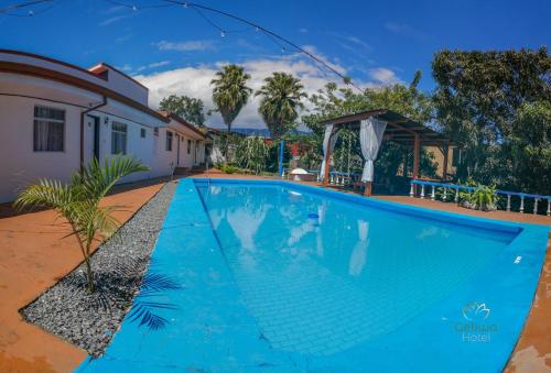 图里亚尔瓦Hotel Geliwa的房屋前的游泳池