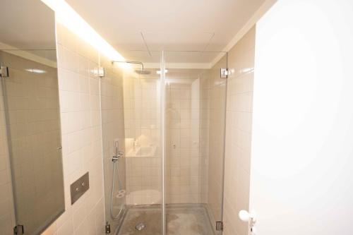 里斯本New Lisbon Center Apartment的带淋浴和盥洗盆的浴室