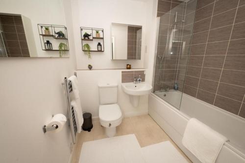伍尔弗汉普顿Grand Station Suite的浴室配有卫生间、浴缸和水槽。