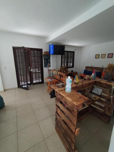 米格尔-佩雷拉Hostel Ares do Mundo的大房间设有木桌和电视