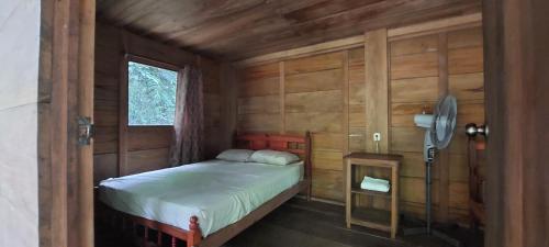 LacanjáCabaña Tu´ur的小木屋内一间卧室,配有一张床