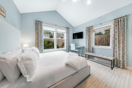 西塞德Seaside Ocean Getaway的卧室设有白色大床和窗户。