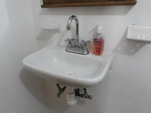 LacanjáCabaña Tu´ur的浴室内的盥洗盆,里面装有肥皂瓶