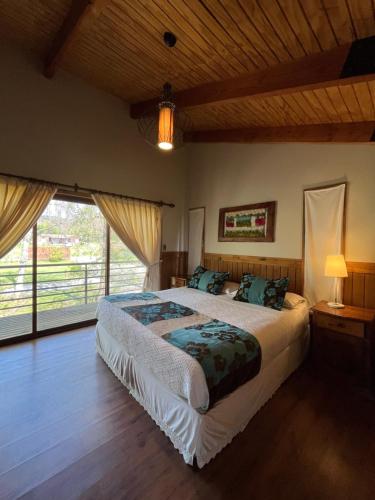 普孔Cabañas Alto Bosque的一间卧室设有一张大床和一个大窗户