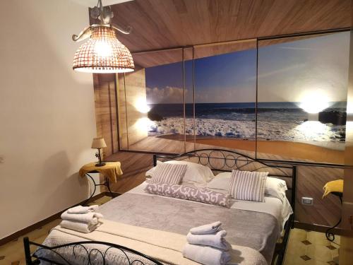 塔兰托the lighthouse accommodation的一间卧室配有一张享有大海美景的床