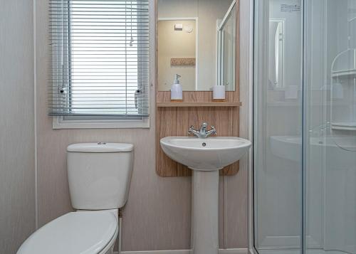 玛丽波特Lyons Manor House的浴室配有卫生间、盥洗盆和淋浴。