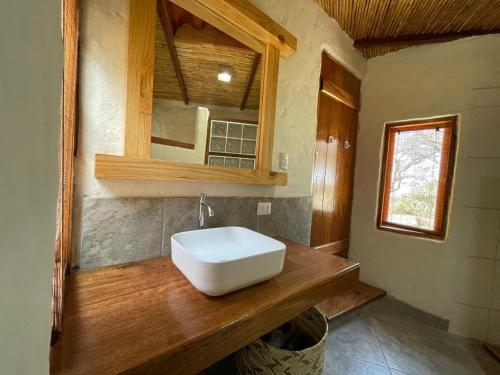 曼克拉海洋美景度假屋的木制柜台上带白色水槽的浴室