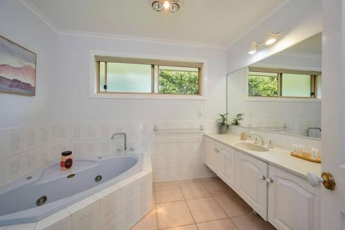 奥申肖尔斯A kids dream & paradise for parents的白色的浴室设有2个盥洗盆和1个浴缸。