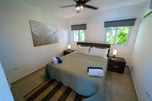 喀巴里特WOW location Kite Beach Oceanfront Panoramic Views 2 DECKS 2 Bedrooms的一间卧室配有带2个床头柜和2个窗户的床