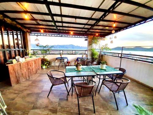 科隆科隆卡里斯景点旅馆的一个带桌椅的海景庭院