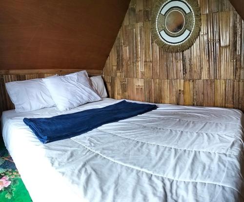 GitgitWanagiri Campsite的卧室配有一张带镜子的白色大床