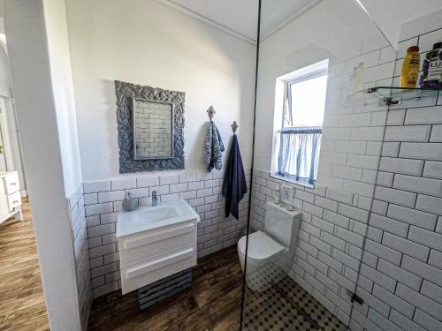 贝蒂湾Kalliste an exclusive retreat的白色的浴室设有水槽和卫生间。