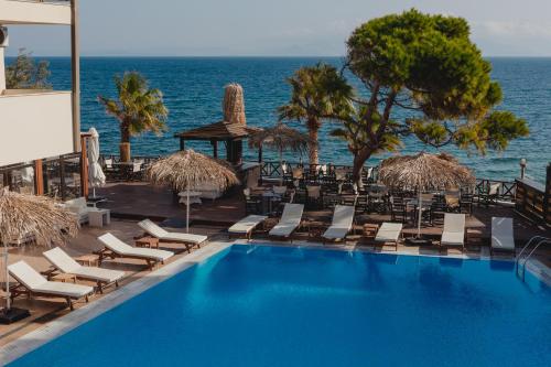 马蒂玛蒂酒店的一个带躺椅的游泳池和海洋
