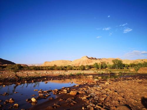 阿伊特本哈杜Dar Bilal的一条以岩石和山脉为背景的河流