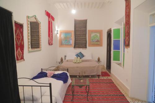索维拉瑞达阿福青年旅舍的一间设有床铺和桌子的房间