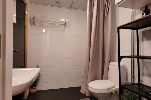 YlöjärviModern apartment with free parking & Netflix.的浴室配有卫生间、盥洗盆和浴缸。