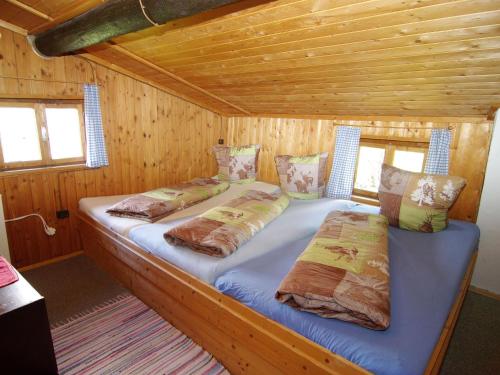 希帕赫Property in Hippach的小木屋内一间卧室,配有两张床
