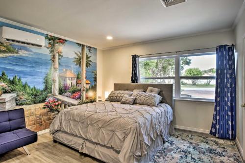 奥兰多Orlando Vacation Rental Studio Close to Downtown!的一间卧室设有一张床和一个大窗户