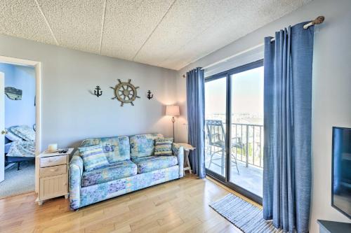 北怀尔德伍德Beachfront North Wildwood Condo with Ocean Views!的带沙发和大窗户的客厅
