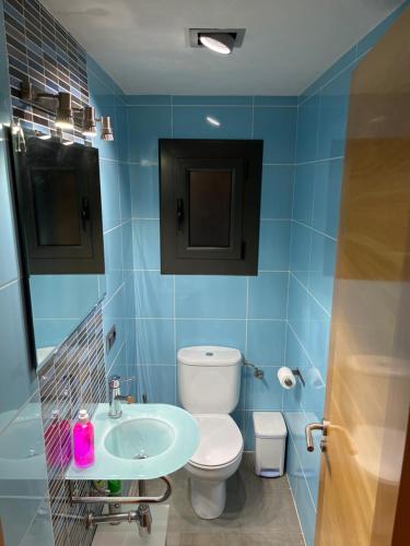 贝尔加Apartamento turístico en el centro de Berga的蓝色的浴室设有卫生间和水槽