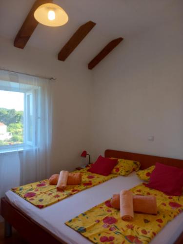 科洛塞普Villa Sea Dream Koločep的卧室设有两张单人床和窗户。