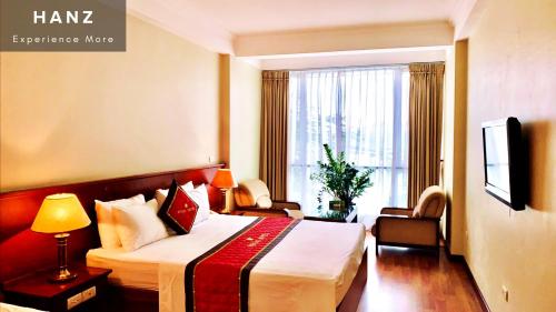河内HANZ Regal Hotel Hanoi的酒店客房设有床和窗户。