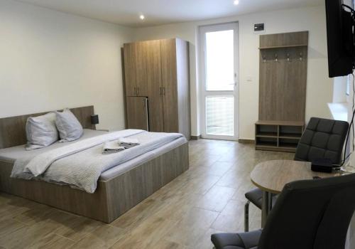 德丁基Vila Lada的一间卧室配有一张大床和一张桌子
