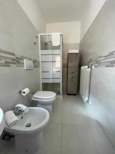 拉奎拉B & B Piazza Angioina的白色的浴室设有卫生间和水槽。