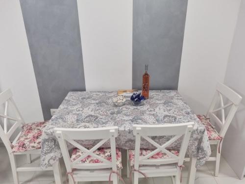 ČepinKuća za odmor Rita的餐桌、两把椅子和一瓶葡萄酒