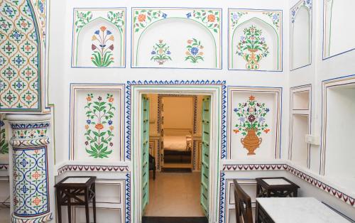 布什格尔KothiPushkar的墙壁上铺着色彩缤纷的瓷砖的房间