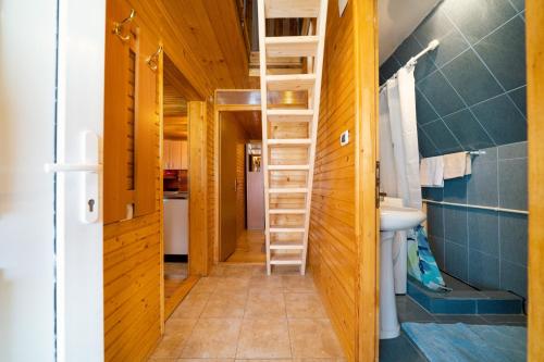 扎布利亚克Apartment Dobre Vode的浴室设有楼梯。