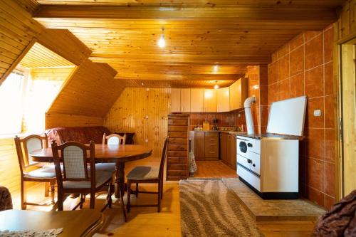 扎布利亚克Apartment Dobre Vode的客房内的厨房配有桌子和冰箱