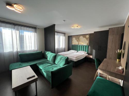 贝德堡BonApart的客厅配有沙发和1张床