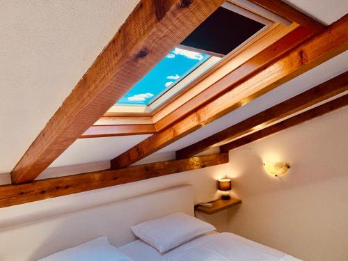 克拉列维察Seamans Apartment的一间卧室设有天花板、窗户和一张床