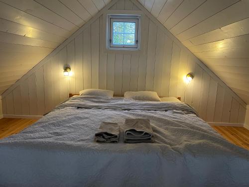 斯塔万格RoaldsPiren Stavanger的阁楼上的卧室配有一张大床
