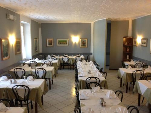 奥杰比奥贝尔索吉奥诺酒店的配有桌椅和白色桌布的房间