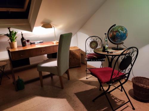 KüpsFREIraum的客房设有书桌、椅子和桌子。