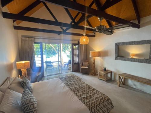 Utungake同安海滩度假村的一间卧室,卧室内配有一张大床