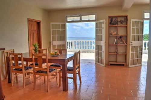 CalibishieOceanfront 3-bedroom villa with spectacular view!的一间设有桌子的海景用餐室