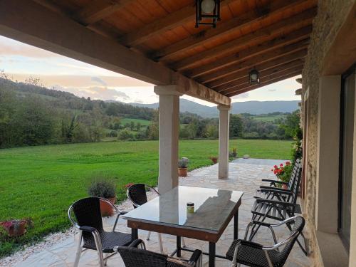 特里亚卡斯特拉Casa Os Prados da Albela的庭院内桌椅,享有田野美景