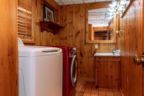 Algonquin HighlandsPine Springs Retreat with Hot Tub Steam Room Lake Kushog的厨房配有洗衣机和水槽