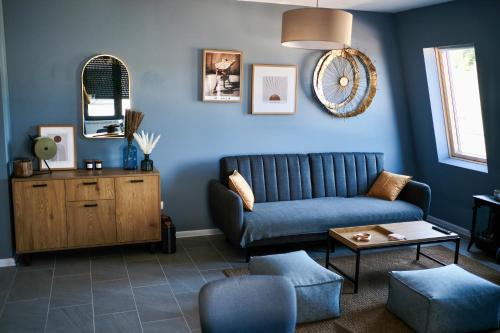 帕莱Nature Nest - Boutique Apartment - Ravna Planina的蓝色的客厅配有沙发和桌子