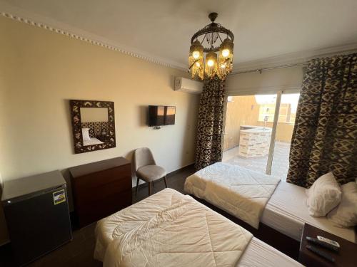 开罗Bedouin Pyramids View的酒店客房设有两张床和吊灯。
