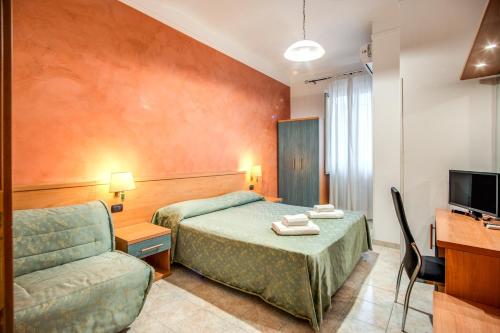 罗马米勒罗斯酒店的酒店客房,配有两张床和椅子