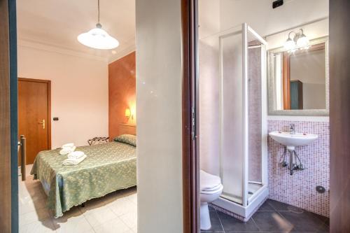 罗马米勒罗斯酒店的客房内的浴室设有床和水槽