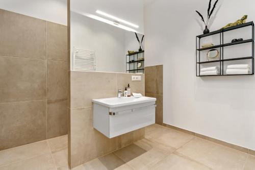 不莱梅Loft-Appartements mit Terrasse的浴室设有白色水槽和镜子