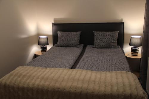 萨翁林纳Casino Islands Retreat的卧室内的两张床,配有两盏灯