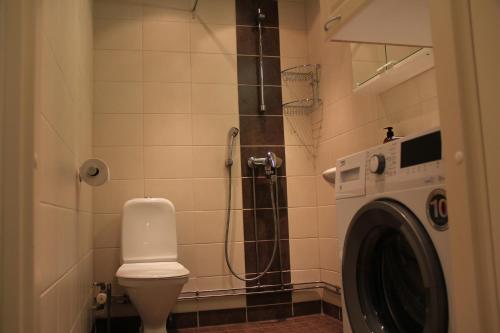 萨翁林纳Casino Islands Retreat的一间带卫生间和洗衣机的浴室
