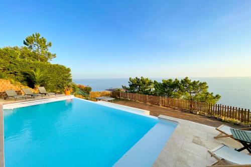 圣拉斐尔Family villa with magnificent sea view for 11 people的海景游泳池