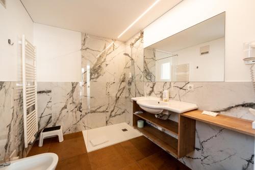 西兰德罗祖尔林德帕克酒店的一间带水槽和镜子的浴室